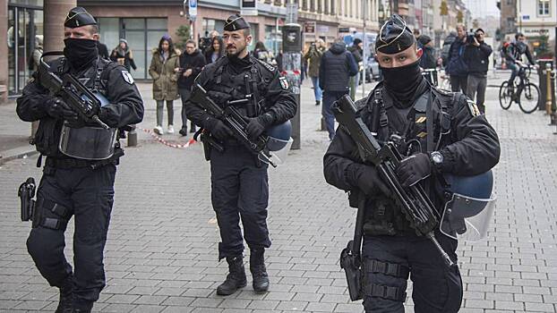 ЧП во Франции: мужчина захватил заложников