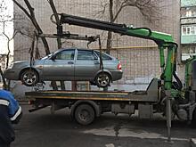 Отечественную легковушку за долги увезли из двора в Вологде