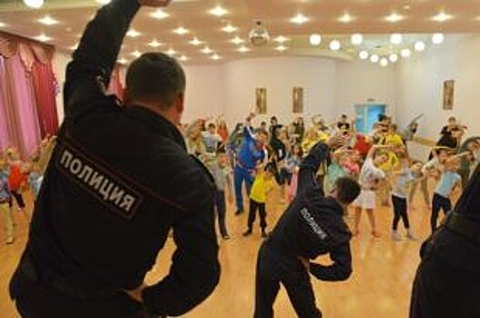 Пермские полицейские провели зарядку для детей и исполнили им рэп