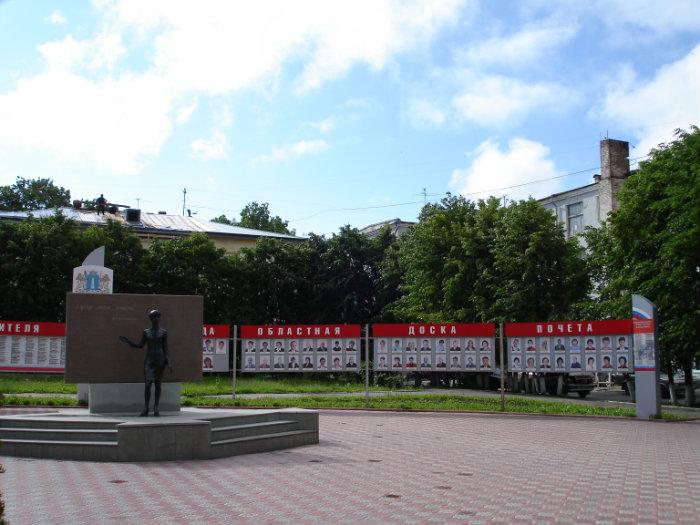 Памятник учителю в Ульяновске, Ульяновск, Российская Федерация