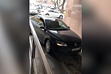 «Если такой водитель, то какой председатель?»: шофёр главы суда в Челябинске перекрыл выезд с парковки