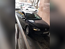 «Если такой водитель, то какой председатель?»: шофёр главы суда в Челябинске перекрыл выезд с парковки