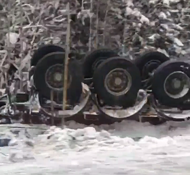 Фура перевернулась на крышу в результате ДТП под Кемеровом