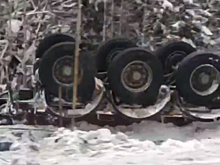 Фура перевернулась на крышу в результате ДТП под Кемеровом