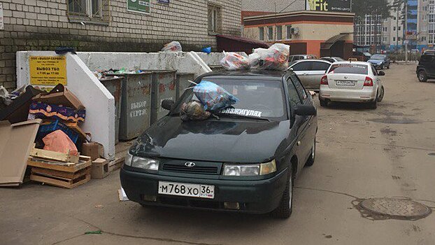 В Воронеже машину автохама закидали мусором