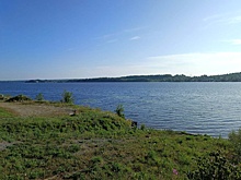 В карельском озере зафиксировали неприятные сгустки и отложения в воде