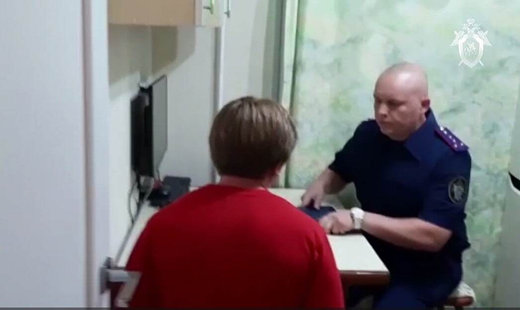 СК опубликовал видео обыска в квартире подозреваемого в убийстве терапевта в Оренбурге