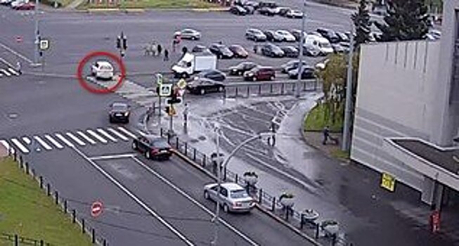 Внедорожник проехал по пешеходному переходу на тротуар и припарковался на площади Кирова