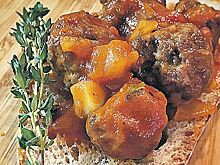 Много под елочкой шариков мясных