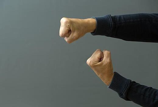 Приморские школьницы жестоко избили на камеру пенсионерку