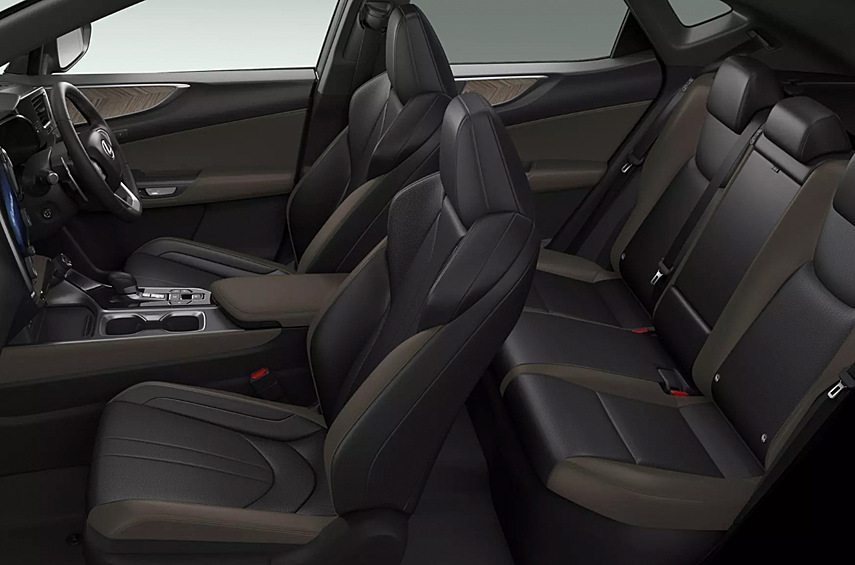 Уже в «базе» предусмотрены электронноуправляемые амортизаторы AVS с особыми настройками и изменённый режим езды Trail, который после обновления достался всем полноприводным NX.