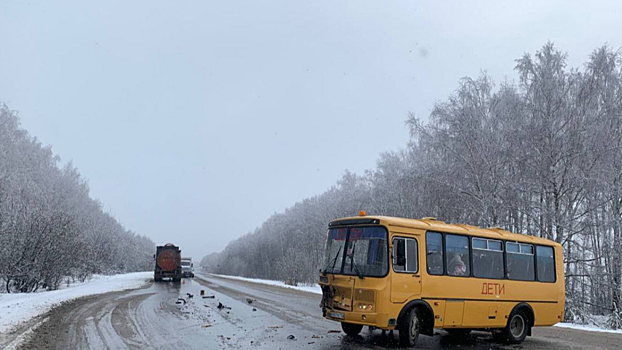 Фура протаранила автобус с детьми в Нижегородской области