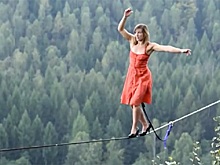 Американка прошла по канату на 840-метровой высоте на каблуках