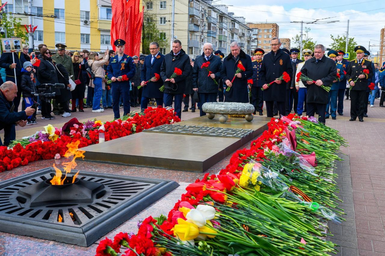 Калужане принесли цветы к могиле Неизвестного солдата