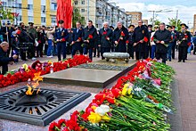 Калужане принесли цветы к могиле Неизвестного солдата