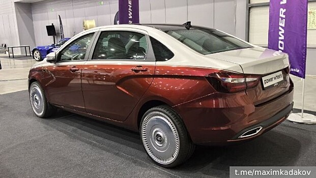 Блогеров позабавила Lada Aura с расцветкой в стиле Maybach