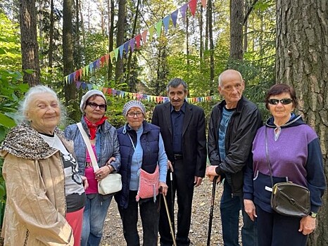 Жители геронтологического центра «Тропарево» побывали с экскурсией в поселке Переделкино