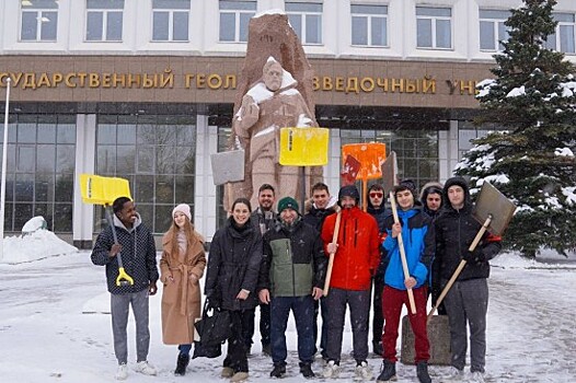 Студенты МГРИ участвуют в уборке снега на улицах Академика Волгина и Миклухо-Маклая