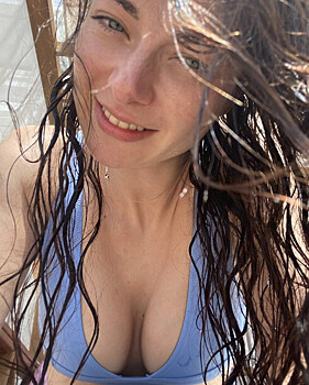«Вам уже 16 есть?»: Марина Александрова на пляже