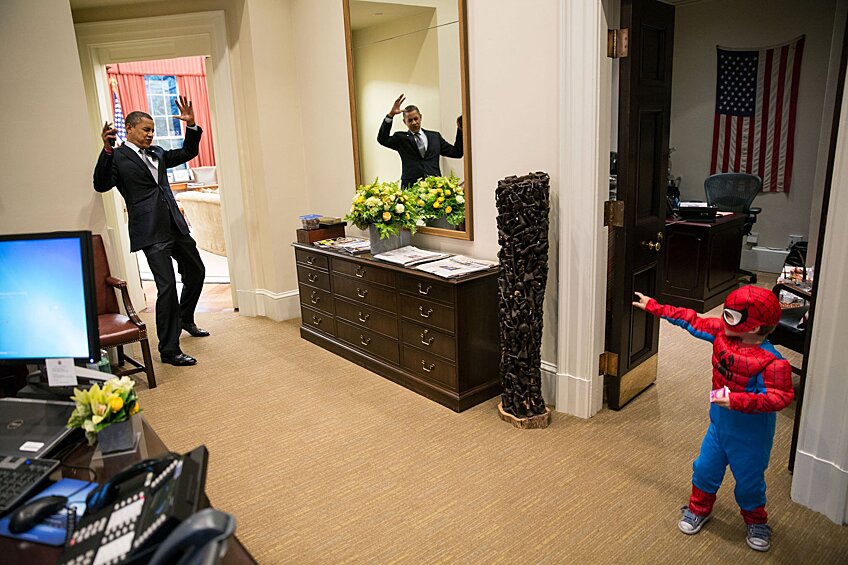 Сын одного из секретарей Белого дома нарядился Человеком-пауком и «поймал» президента. Вашингтон, 2012