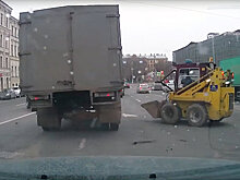 Взбесившийся мини-погрузчик станцевал у Мариинки в Петербурге. Видео