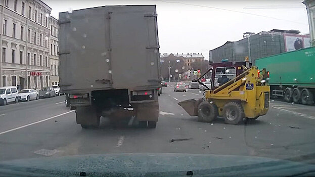 Взбесившийся мини-погрузчик станцевал у Мариинки в Петербурге. Видео