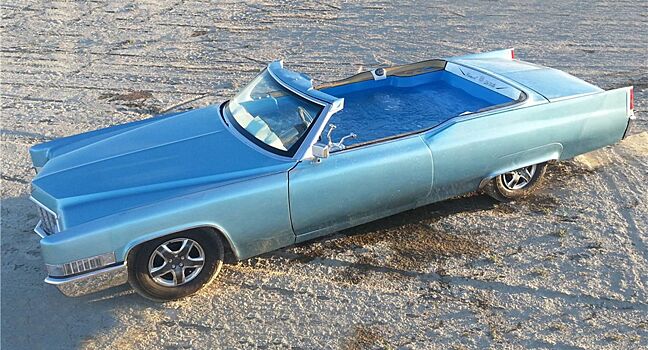 Автомобиль-бассейн принял участие в шуточной гонке