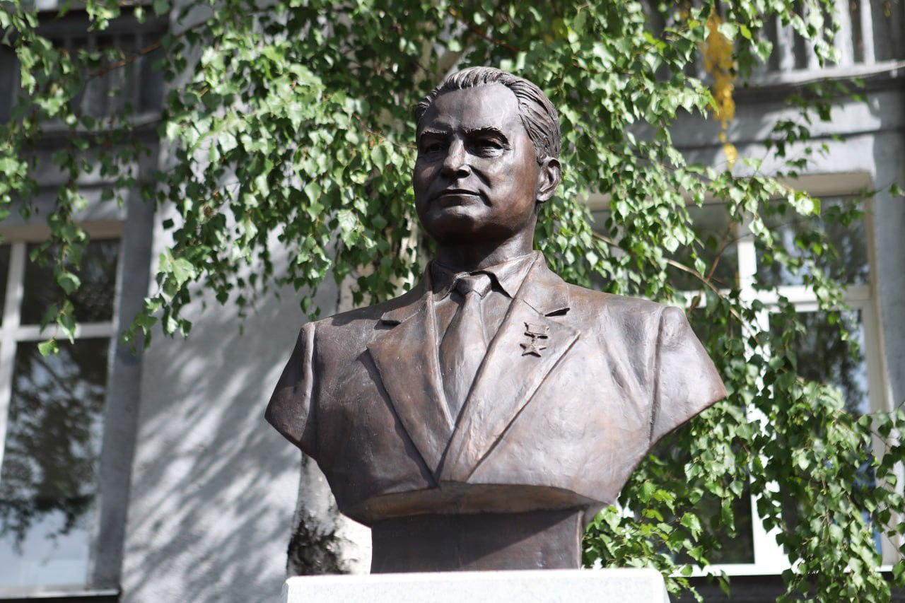 Мэр Иркутска Руслан Болотов принял участие в открытии бюста выдающемуся машиностроителю Прибайкалья Александру Ежевскому и заложил Аллею инженеров