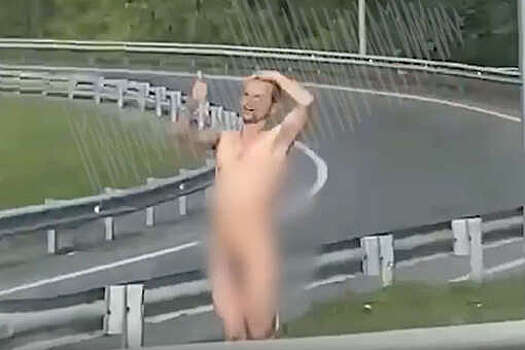 В Ханты-Мансийске на пути к аэропорту заметили голого мужчину