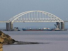 С Крымского моста срезали первый свадебный замок