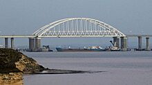 С Крымского моста срезали первый свадебный замок