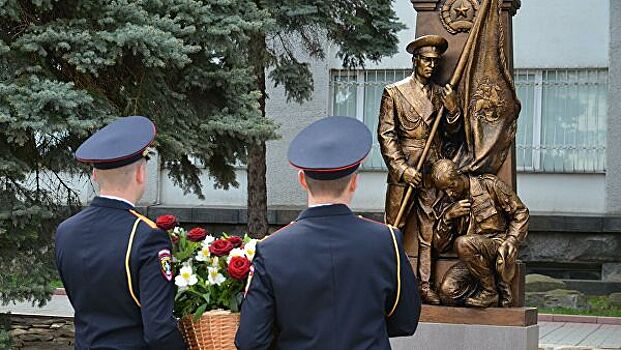 В Луганске открыли памятник к пятилетию вручения боевого знамени МВД ЛНР