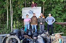 «Находили в лесу телевизор». Добровольцы из Югры борются с мусором