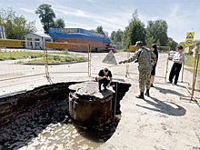 Спасатели пострадали, вытаскивая людей из ямы с горячей водой в Твери