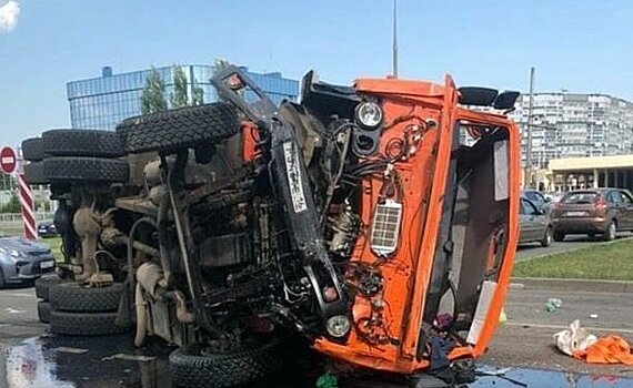 В Челнах два человека пострадали при столкновении автобуса и мусоровоза