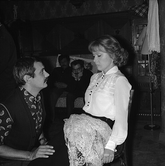 Никита Михалков, Александр Адабашьян и Людмила Гурченко на съемках фильма «Пять вечеров».  Тем не менее с Никитой Михалковым Людмиле Гурченко все же удалось поработать. Вначале они сыграли в фильме Андрея Кончаловского «Сибириада», после чего народный артист пригласил ее в свою новую картину «Пять вечеров». Чтобы обсудить будущую роль, режиссер вызвал актрису на место съемок «Несколько дней из жизни И. И. Обломова». При этом ему нужно было объяснить перед бухгалтерией необходимость оплачивать ей проезд и гостиницу. Поэтому Никита Сергеевич снял Гурченко в небольшом эпизоде экранизации романа Ивана Гончарова.