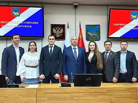 Приморские депутаты вместе с молодежью приняли участие в парламентском часе