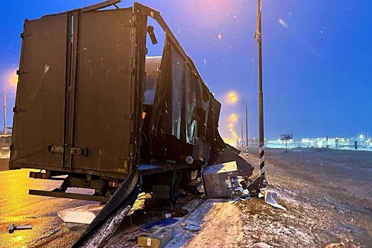 В Тверской области грузовик столкнул автобус в кювет