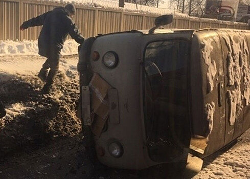 В Кирове УАЗ опрокинулся на дороге