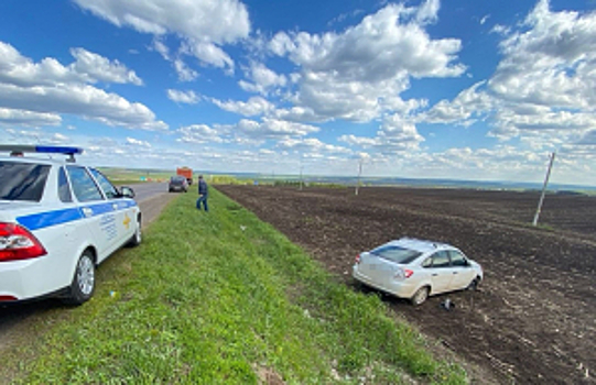 В Республике Татарстан полицейские помогли женщине, чья машина улетела в кювет