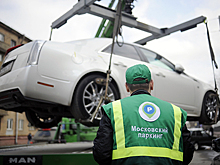 Машину москвички перенесли на газон и оштрафовали