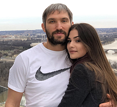 Супруга хоккеиста Александра Овечкина показала фигуру через неделю после вторых родов