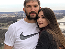 Супруга хоккеиста Александра Овечкина показала фигуру через неделю после вторых родов