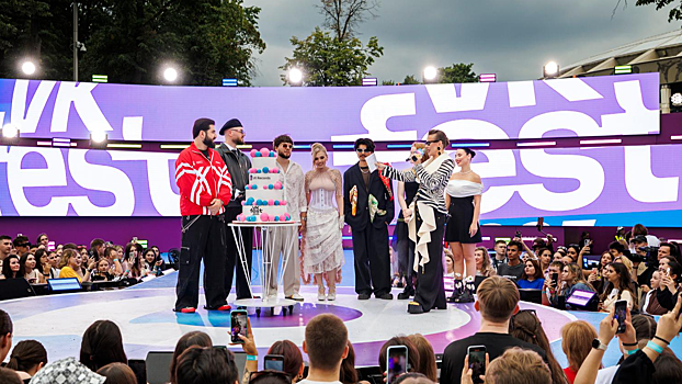 Филипп Киркоров «вылупил» миру новую звезду, Леон Кемстач засыпал поклонниц розами, а Клава Кока спустилась с неба на подъёмном кране: как прошёл второй день VK Fest