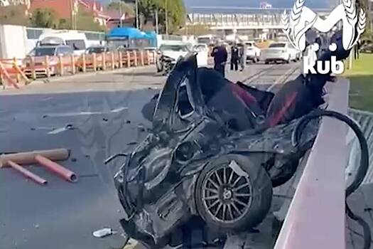 Автомобиль разорвало пополам в аварии у аэропорта в российском городе