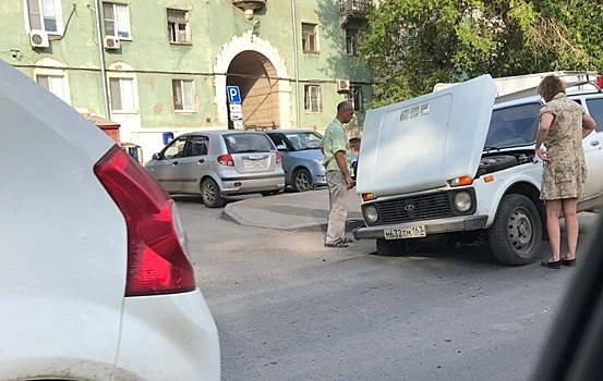 На Заводском шоссе «Нива» провалилась колесом в асфальт