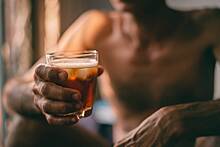 Нарколог назвал ранние признаки алкоголизма