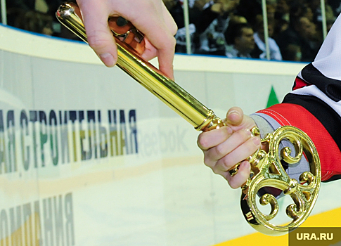 Челябинский губернатор Текслер вручил хоккеистам ключ от новой ледовой арены
