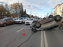 В ДТП на улице Пушкинской в Ижевске одну из машин отбросило на соседние автомобили