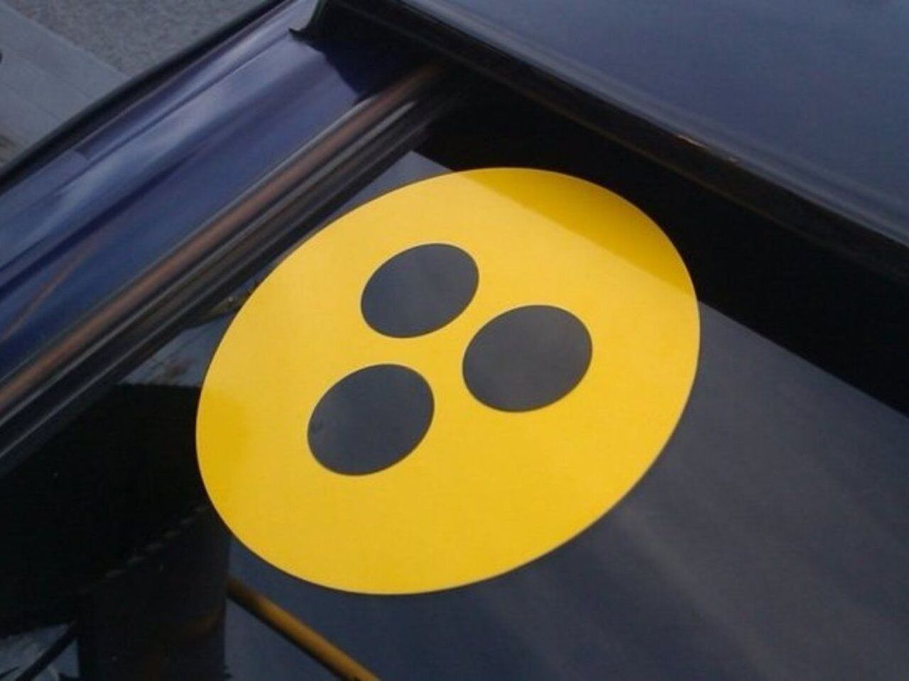 Какая цифра обозначает желтый. Глухой водитель. Что обозначает жёлтая книга. Жёлтые кружки на резине. Значок геолокации черно-желтый.